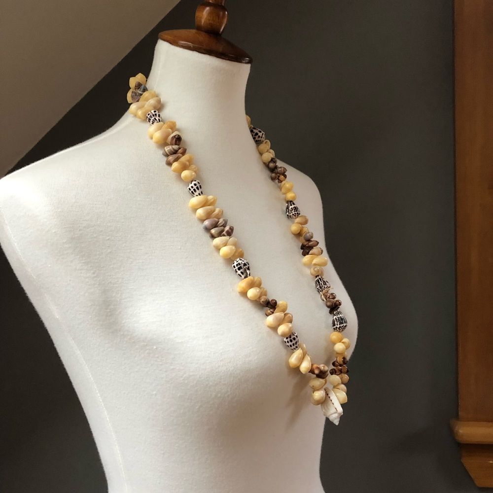 Heritage Antique Rarotonga Shell Lei - Picture 3 of 13